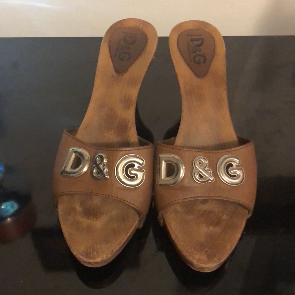Dolce & Gabbana wood heels w/D&G in silver letters - Picture 4 of 7